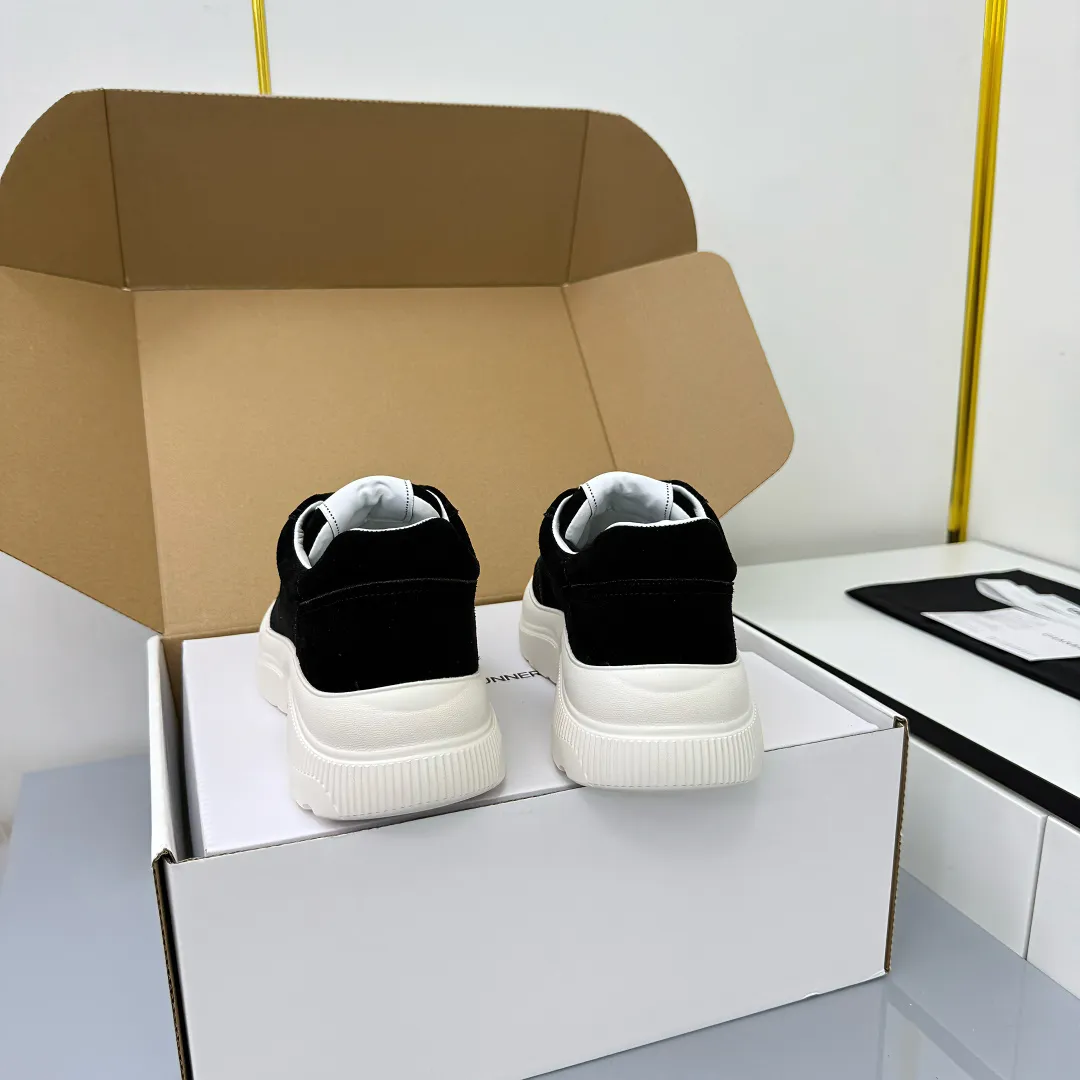 👟👟Ex-factory price 620👟👟 Chanel bread shoes ~ original calfskin panda shoes Chanel 25C latest hot style panda black and white sports shoes casual sneakers Xiaoxiang hot item classic black and white panda color coco girls must pay Fabric: original custom mixed sheepskin lining: original imported breathable mesh lining outsole: Original molded rubber + TPU combination Size: Women's 35-41